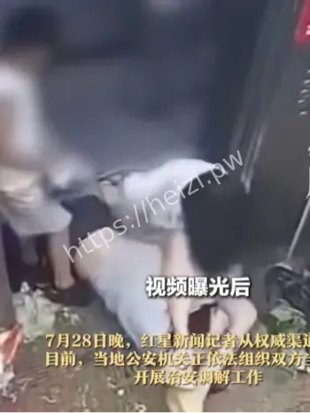 男童挡电梯20秒引发互殴